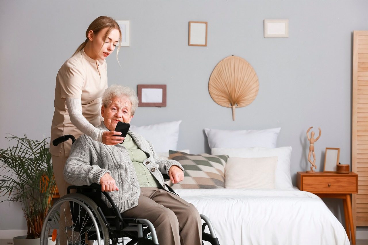 Pflegekraft mit älterer Dame